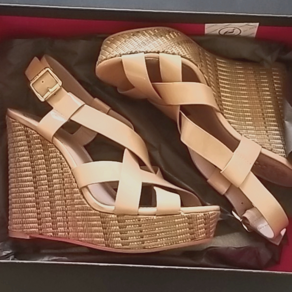Vince Camuto Strappy Platform Wedge sandals 6.5